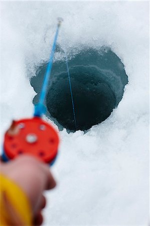 pêche dans la glace - Man ice fishing Photographie de stock - Premium Libres de Droits, Code: 6126-09102532