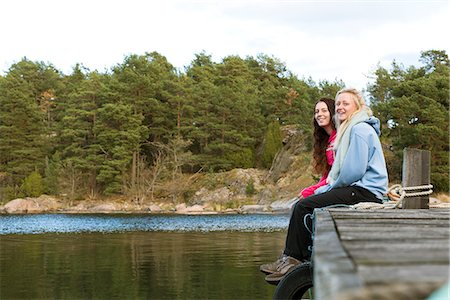 scandinavia lake friends - Teenage girl sitting with young woman on jetty Photographie de stock - Premium Libres de Droits, Code: 6126-09102678