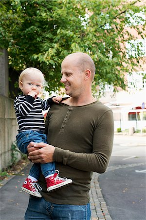 simsearch:6126-08636108,k - Portrait of father with baby son in city street Photographie de stock - Premium Libres de Droits, Code: 6126-09102601