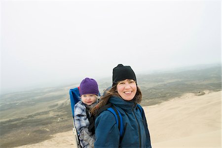 simsearch:6126-08659254,k - Portrait of mother and daughter against foggy landscape Fotografie stock - Premium Royalty-Free, Codice: 6126-09102604