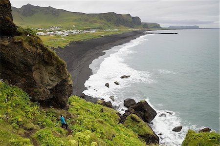 simsearch:6126-09102741,k - Hiker looking from cliff at black sand beach in Iceland Stockbilder - Premium RF Lizenzfrei, Bildnummer: 6126-09102742