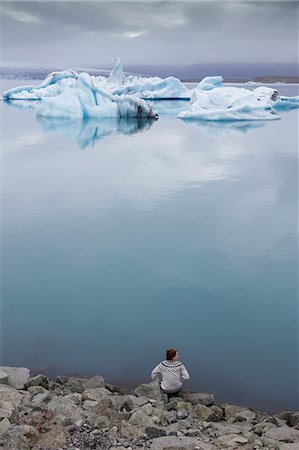 Hiker on shore of Jokulsarlon lake in Iceland Stock Photo - Premium Royalty-Free, Code: 6126-09102754