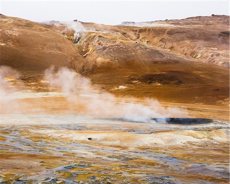 Steam over hot springs with mountain range in Iceland on horizon Stockbilder - Premium RF Lizenzfrei, Bildnummer: 6126-09102758