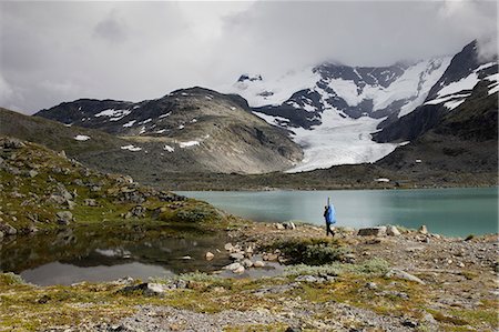 simsearch:6126-08636296,k - Tourist walking in Jotunheimen range Foto de stock - Royalty Free Premium, Número: 6126-09102794