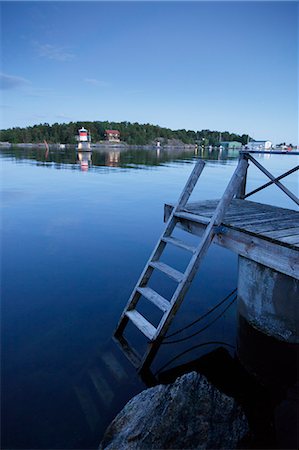 simsearch:6126-09102719,k - Wooden pier with ladder at dusk in the Stockholm archipelago Foto de stock - Sin royalties Premium, Código: 6126-09102717