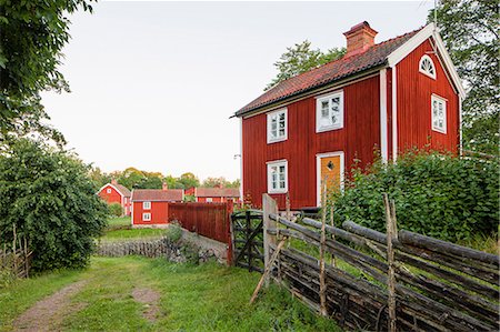 smaland - Traditional wooden fence and brown house Photographie de stock - Premium Libres de Droits, Code: 6126-09102723