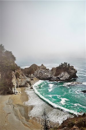 Sandy coastline by McWay Falls at Big Sur Photographie de stock - Premium Libres de Droits, Code: 6126-09102951