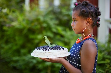 Girl holding cake with blueberries Photographie de stock - Premium Libres de Droits, Code: 6126-09102961