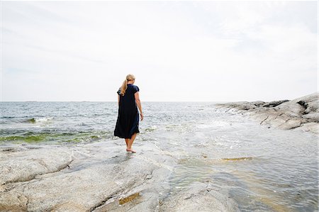 simsearch:6126-08659254,k - Rear view of mature woman wading in sea in the Stockholm archipelago Fotografie stock - Premium Royalty-Free, Codice: 6126-09102912