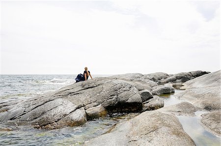 simsearch:6126-09102719,k - Mature woman sitting on rocky seashore in the Stockholm archipelago Foto de stock - Sin royalties Premium, Código: 6126-09102914