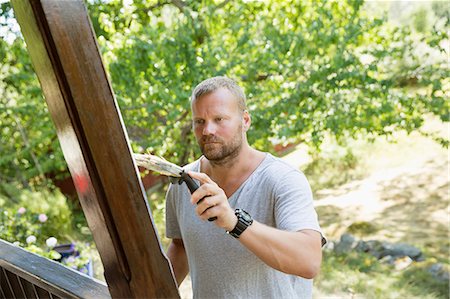 simsearch:6126-08643872,k - Mature man painting wooden porch column Photographie de stock - Premium Libres de Droits, Code: 6126-09102927