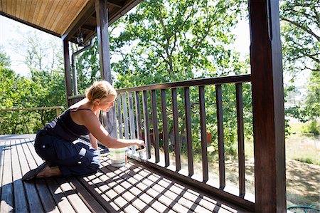 simsearch:6126-08635078,k - Mature woman painting porch railing Photographie de stock - Premium Libres de Droits, Code: 6126-09102925