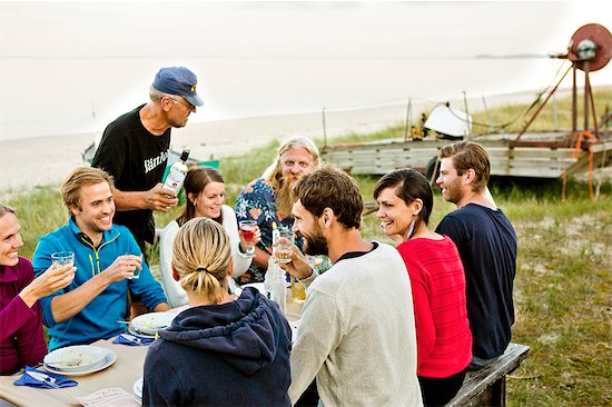 Family eating together in Friseboda, Sweden Photographie de stock - Premium Libres de Droits, Le code de l’image : 6126-09103043