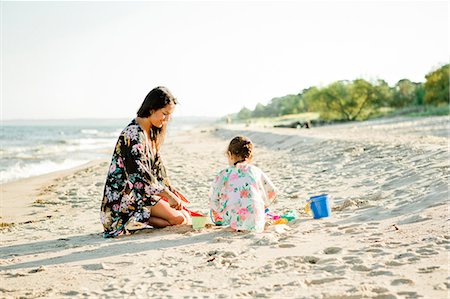 simsearch:6126-09103930,k - Mother and daughter on beach in Friseboda, Sweden Foto de stock - Royalty Free Premium, Número: 6126-09103047