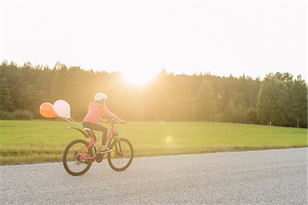 simsearch:6126-08636147,k - Girl riding bicycle at sunset Stockbilder - Premium RF Lizenzfrei, Bildnummer: 6126-09103089