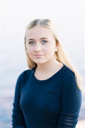 Portrait of blond teenage girl Photographie de stock - Premium Libres de Droits, Code: 6126-09103092