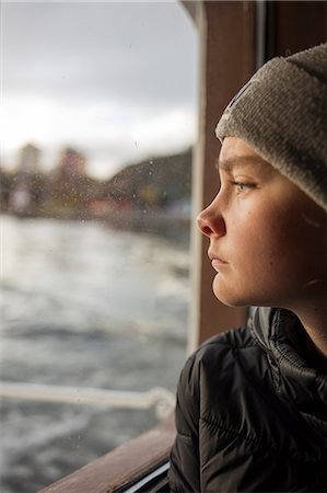 simsearch:6126-09103872,k - Boy looking out of a boat window Foto de stock - Sin royalties Premium, Código: 6126-09103018