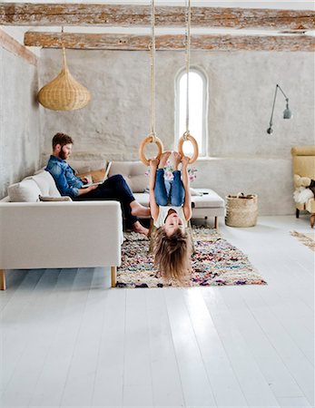 simsearch:6126-08636108,k - Father and daughter in living room Photographie de stock - Premium Libres de Droits, Code: 6126-09103031