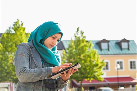 simsearch:6126-09104114,k - Muslim woman using tablet Photographie de stock - Premium Libres de Droits, Code: 6126-09103157