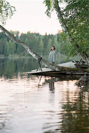 Girl standing on lakeshore Foto de stock - Sin royalties Premium, Código: 6126-09103100