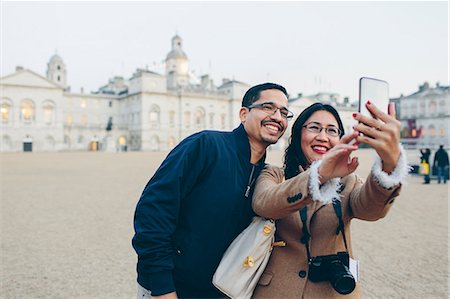 sightseeing spot - Mid adult man and woman taking selfies with London Horse Guards Parade in background Foto de stock - Sin royalties Premium, Código: 6126-09103648