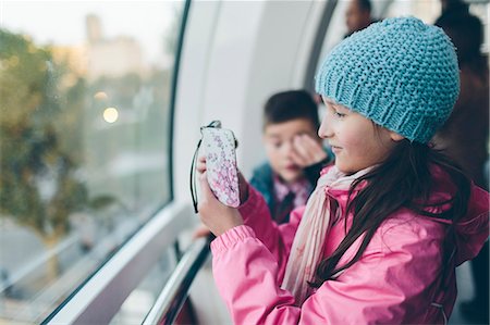 Girl taking pictures with smart phone and boy inside London Eye Photographie de stock - Premium Libres de Droits, Code: 6126-09103651