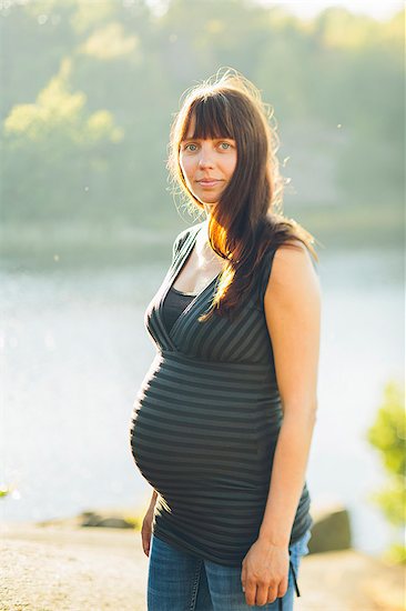 Portrait of mid adult pregnant woman Photographie de stock - Premium Libres de Droits, Le code de l’image : 6126-09103628