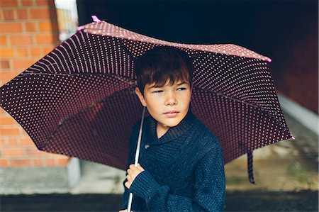 simsearch:6126-08635984,k - Portrait of boy holding umbrella Fotografie stock - Premium Royalty-Free, Codice: 6126-09103630