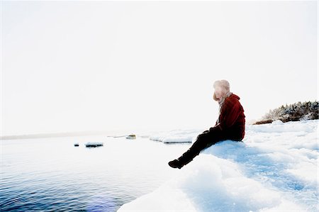 simsearch:6126-09266738,k - Man sitting on ice by sea in Biludden, Sweden Foto de stock - Sin royalties Premium, Código: 6126-09103762