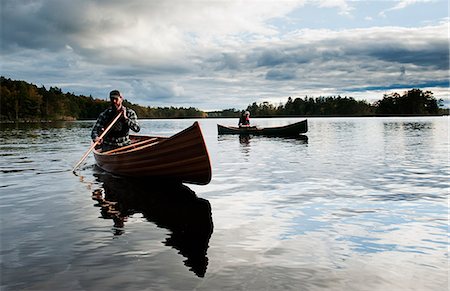 Man paddling canoe on lake Foto de stock - Sin royalties Premium, Código: 6126-09103734