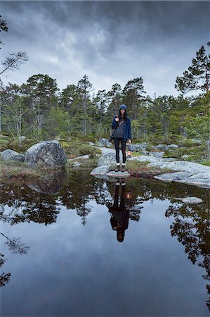 simsearch:6126-09103872,k - Woman standing by a rock pool in Vasterbotten, Sweden Foto de stock - Sin royalties Premium, Código: 6126-09103852