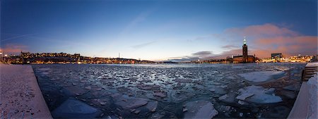 simsearch:6126-09104081,k - A view of the Municipal Building in Sweden across icy water Foto de stock - Sin royalties Premium, Código: 6126-09103800