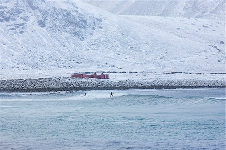 simsearch:6126-09103791,k - People surfing in the sea below snowy hills in Norway Photographie de stock - Premium Libres de Droits, Code: 6126-09103813