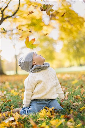 simsearch:6126-09266999,k - Little boy playing in autumn leaves in Sweden Stockbilder - Premium RF Lizenzfrei, Bildnummer: 6126-09103948