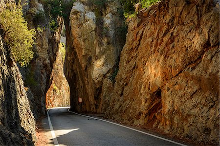 Empty road between tall rocks at Mallorca Photographie de stock - Premium Libres de Droits, Code: 6126-09104032
