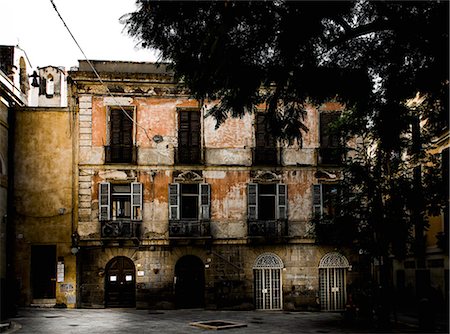 Old residential building with shutter windows in Cagliari, Sardinia, Italy Fotografie stock - Premium Royalty-Free, Codice: 6126-09104035