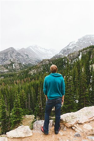 parc national des montagnes rocheuses - Man looking at mountains in Rocky Mountain National Park Photographie de stock - Premium Libres de Droits, Code: 6126-09104184