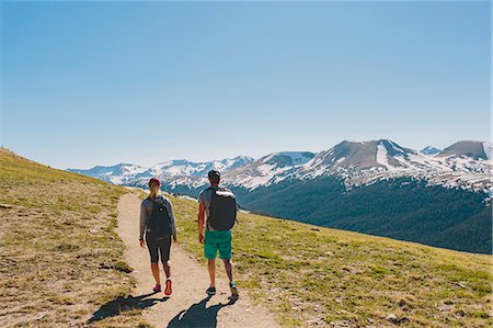 simsearch:6126-08636688,k - Two people hiking in Rocky Mountain National Park Photographie de stock - Premium Libres de Droits, Code: 6126-09104186