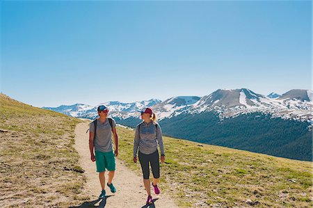 simsearch:6126-09104200,k - Two people hiking in Rocky Mountain National Park Photographie de stock - Premium Libres de Droits, Code: 6126-09104188