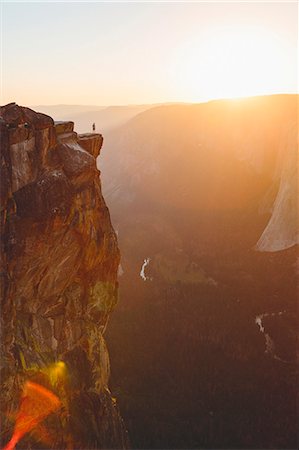simsearch:6119-08267456,k - Man in Yosemite National Park standing at edge of rock Stock Photo - Premium Royalty-Free, Code: 6126-09104192