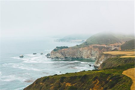 simsearch:6119-07968955,k - Rocky coast with bridge in distance Photographie de stock - Premium Libres de Droits, Code: 6126-09104198