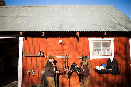 Women standing in front of barn Foto de stock - Sin royalties Premium, Código: 6126-09104104
