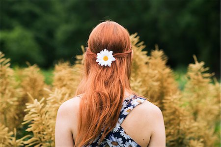 simsearch:6122-07697627,k - Young woman wearing floral dress and daisy flower in her hair Stock Photo - Premium Royalty-Free, Code: 6126-09104243