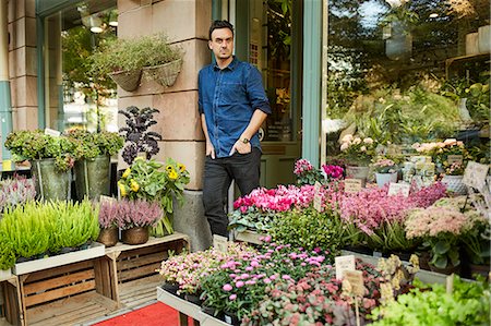 simsearch:6126-09104257,k - Florist standing in front of entrance of flower shop Photographie de stock - Premium Libres de Droits, Code: 6126-09104251