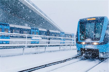 simsearch:6126-09104291,k - Train station during snow in Stockholm Foto de stock - Sin royalties Premium, Código: 6126-09104292