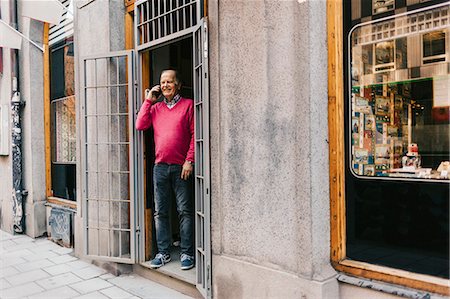 simsearch:693-03315576,k - Man on phone at storefront in Sweden Stock Photo - Premium Royalty-Free, Code: 6126-09104372