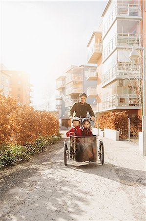 simsearch:6126-08644477,k - Man cycling with his sons in Stockholm Photographie de stock - Premium Libres de Droits, Code: 6126-09104321