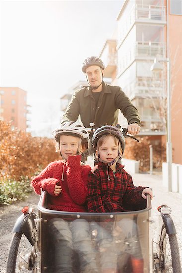 Man cycling with his sons in Stockholm Foto de stock - Sin royalties Premium, Código de la imagen: 6126-09104322