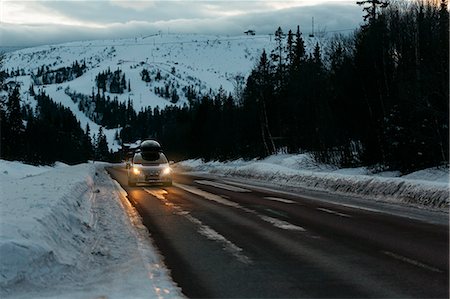 simsearch:6126-09103787,k - Car on a road by trees during winter Foto de stock - Sin royalties Premium, Código: 6126-09104325