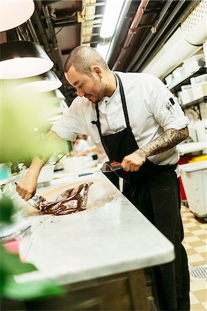 Chef in kitchen Photographie de stock - Premium Libres de Droits, Code: 6126-09104481